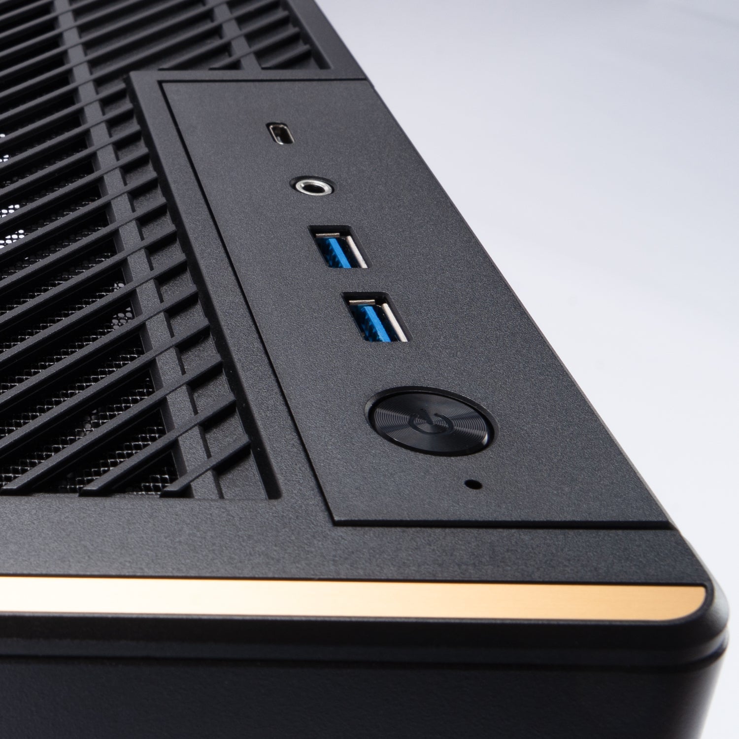 Gabinete InWin A3 Mini Tower, Micro-ATX, con 1 ventilador y panel de Cristal Templado, color Negro